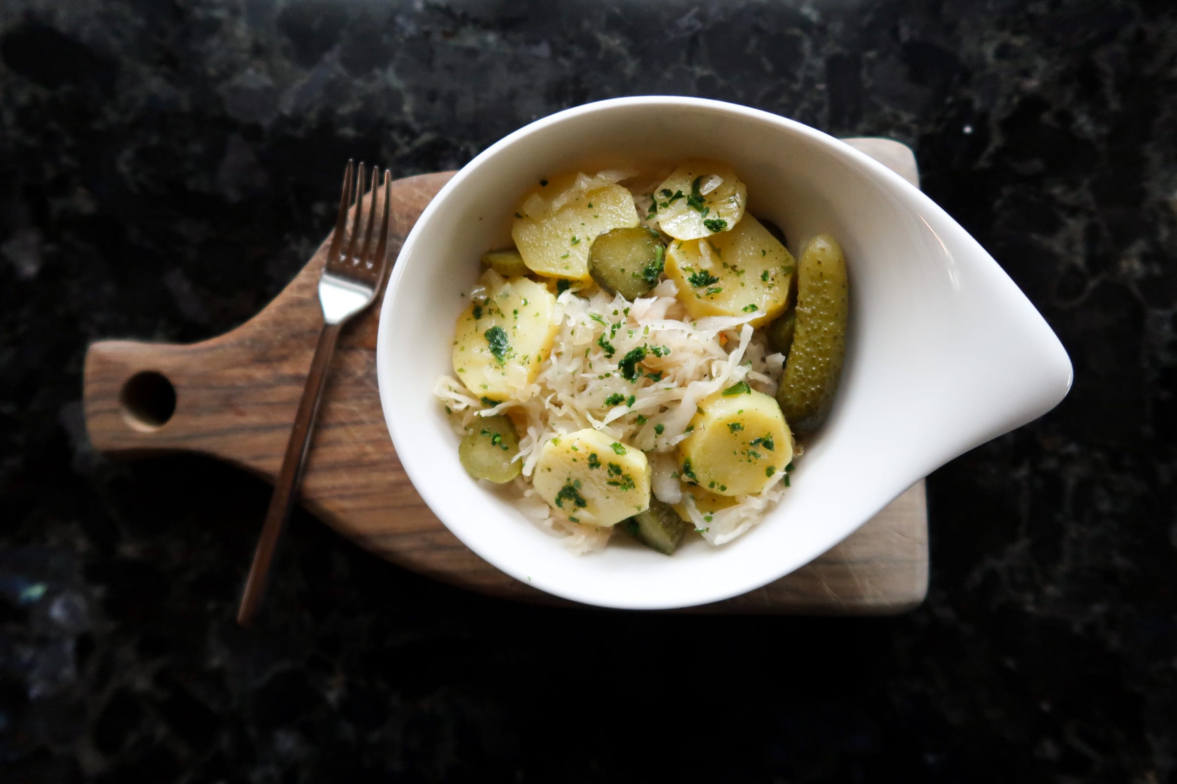 You are currently viewing Sauerkraut-Kartoffelsalat – einfacher und probiotischer Salat